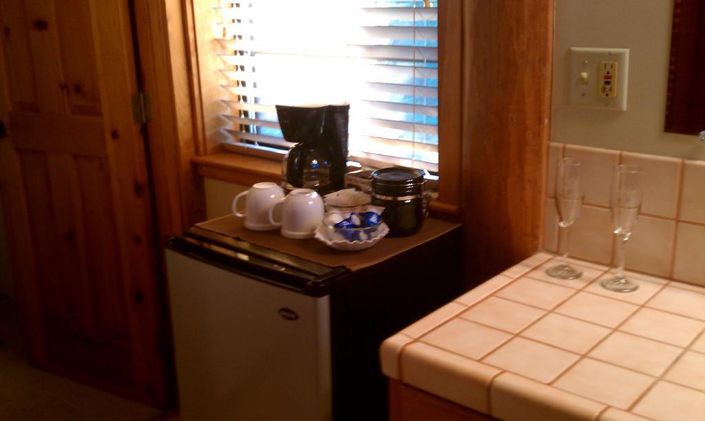 Nature'S Inn Bed And Breakfast Ahwahnee Room photo